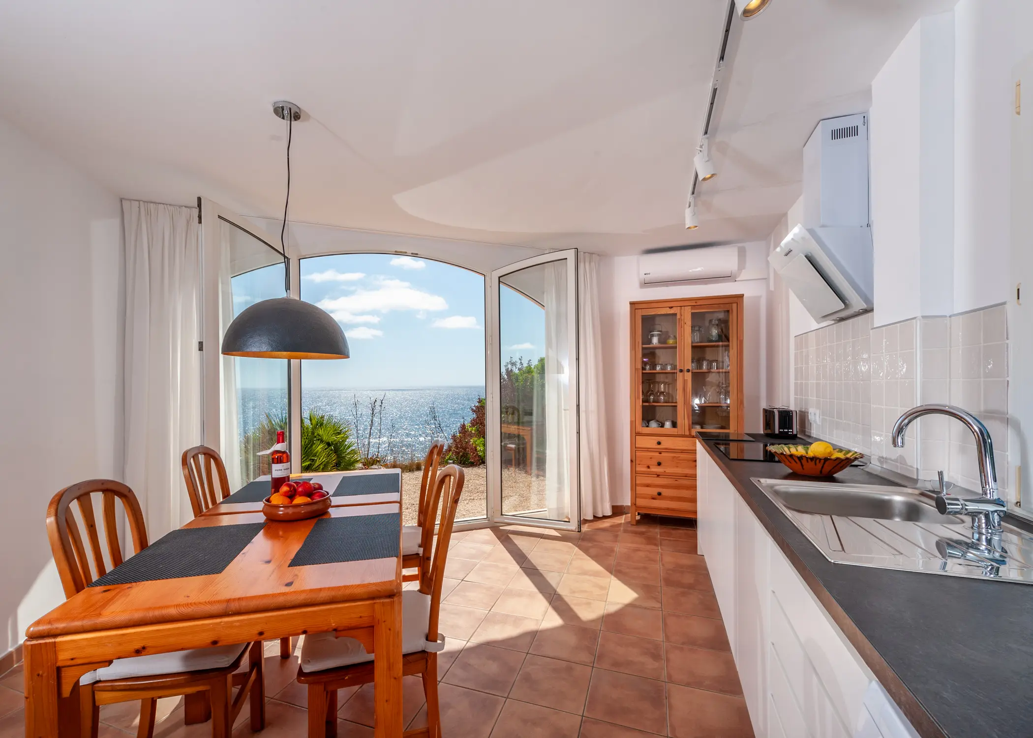 Separate Küche mit Esstisch und Meerblick