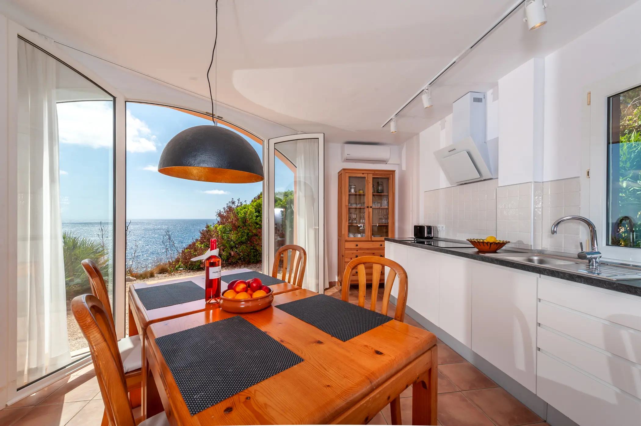 Esstisch am Fenster zum Meer