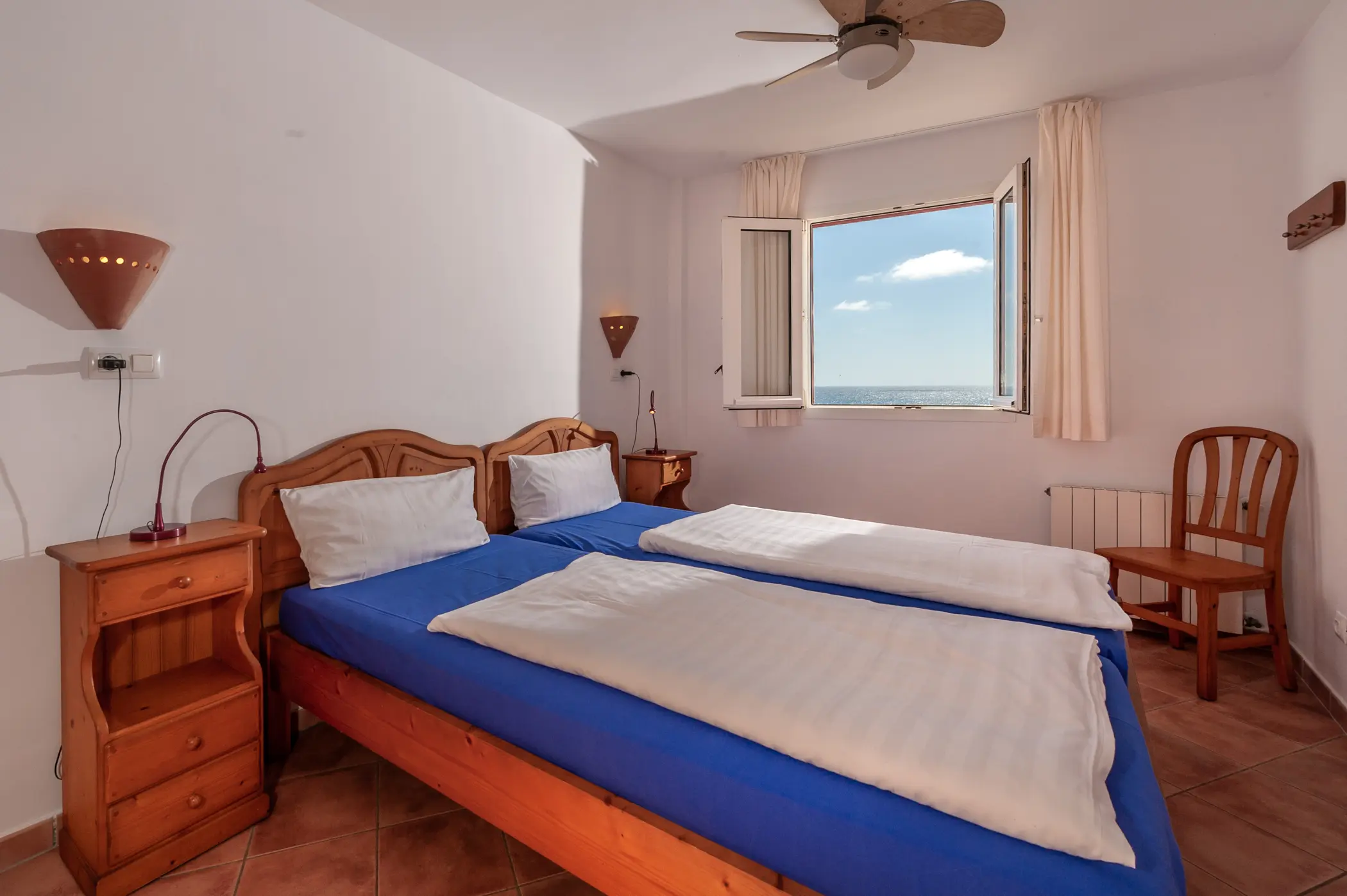 Schlafzimmer mit Fenster zum Meer